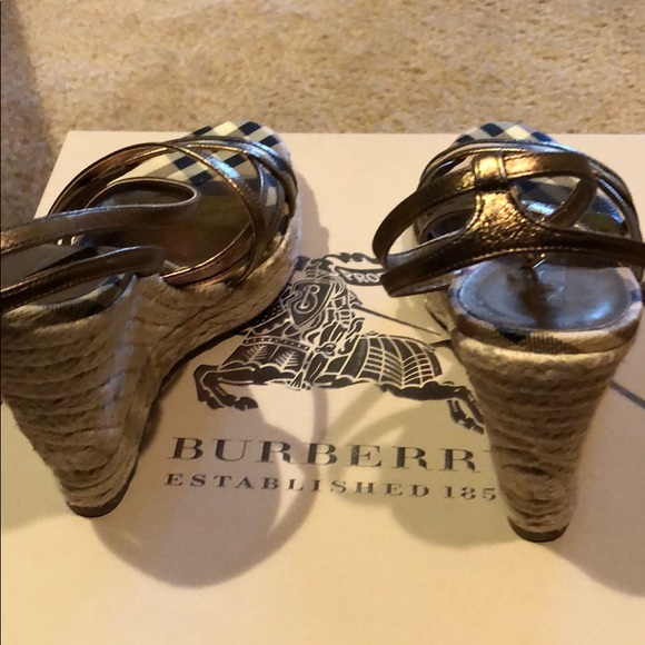 Burberry wedge shoes. - Picture 5 of 7